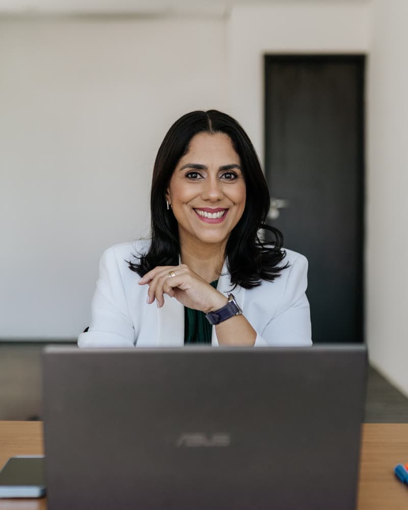 Taís Albuquerque na mesa de trabalho, pronta para a reunião